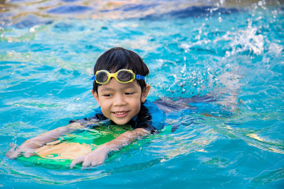 boy learn to swim in the swimming pool Zwemles Diemen