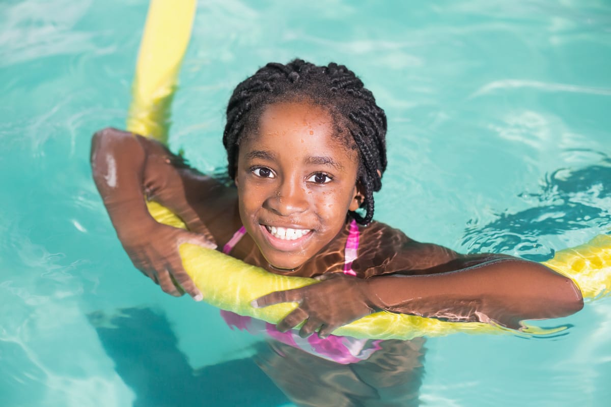 Cute little girl swimming in the pool Bijles zwemmen